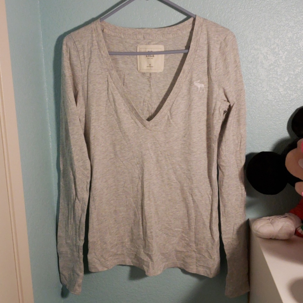 Gray long-sleeve V-neck tee